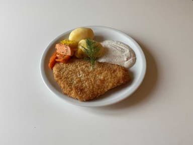 11. Panerad fisk med kall dillsås, kokt potatis och örtsvängda morötter