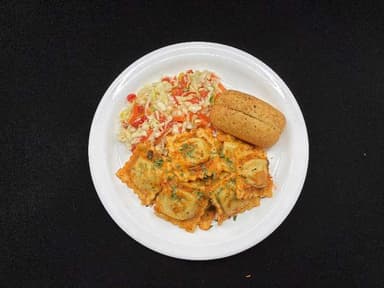 Pastasalat með tómötum, kúrbít og hvítlauksbrauði. Blómkálssúpa.