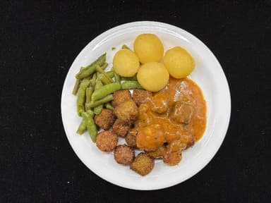 Falafel með kartöflumús, baunasalati og blómkáli. Sveppasúpa. 