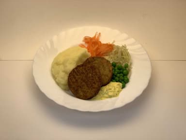 Grönsaksbiff med potatismos, curryremoulad och måltidstillbehör