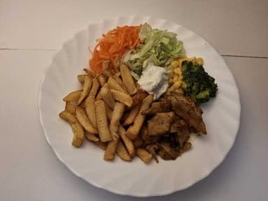 Oumphkebab med pommes och måltidstillbehör