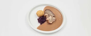 Långbakad karré, gräddsås, potatis, rödkål, Äppelkompott, vispad grädde