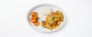 Korvgryta med paprika och curry, potatismos, morötter med persilja. Jordgubbssmoothie