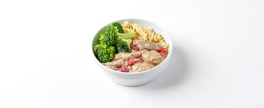 Pastasås med oumph, svamp och paprika, pasta, broccoli. Morotskaka