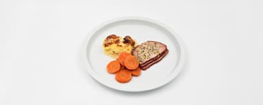 Örtbakad kassler, potatis- och rotfruktsgratäng, morötter. Kvarg med jordgubbskompott