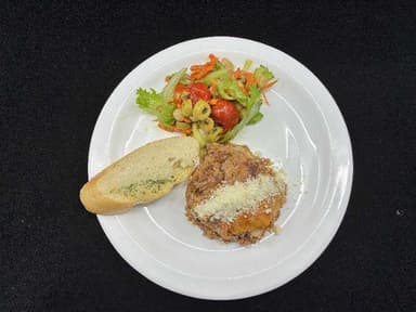 Lasanja með salati, hvítlauksbrauði og parmesan. Blómkálssúpa.