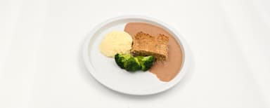 Ugnsfärs med örter, vitlökssås, potatismos, broccoli. Kladdkaka med vispgrädde