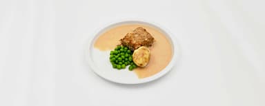Ugnsfärs, grönpepparsås, potatis, ärter. Jordgubbsmousse