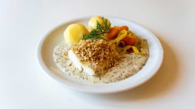 10. Rimmad kolja med dillsås, pankokrisp, kokt potatis och picklad fänkål med morot
