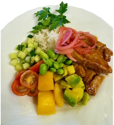 Poké Bowl med havreris, picklad rödlök, teriyakikyckling och måltidstillbehör