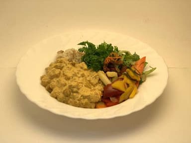 Indisk gryta med quorn serveras med havreris och måltidstillbehör