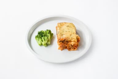 Lasagne med aubergine, squash, morot, broccoli. Fruktsallad