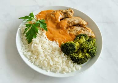 6. Specialkost Fettreducerad - Kyckling med tomat- och salviasås, ris och broccoli*