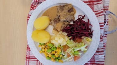 Köttfärslimpa sås potatis