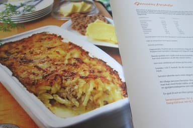 Janssons frestelse serveras med ägghalva, prinskorv och grönsak