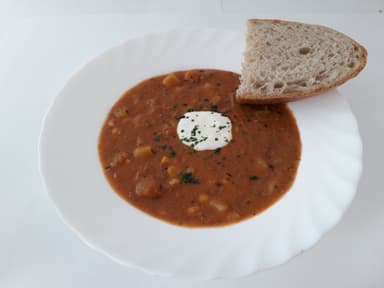 Tacosoppa och bröd serveras med måltidstillbehör