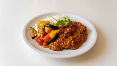2. Chili sin carne med ris, rostad zucchini och paprika, yoghurt*