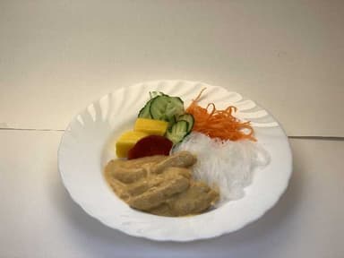 Rödcurrygryta med nudlar och måltidstillbehör