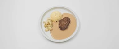 Dijonfärsbiff, gräddsås, potatismos, blomkål, Kvarg med jordgubbskompott