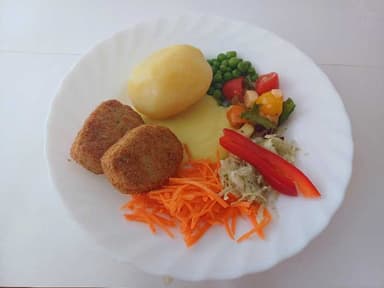 Kikärtsbiff med potatis, citronsås och måltidstillbehör