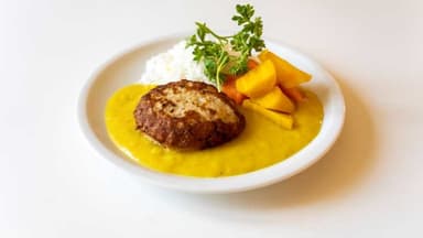 5. Färsbiff med curry- och äpplesås, basmatiris och ångade morötter