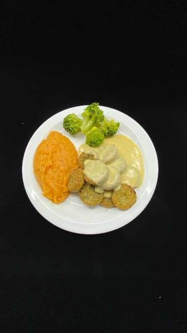 Heimalagað falafel með cous cous, rjómasósu, sætkartöflumús og brokkólí. Sveskjugrautur og rjómabland.
