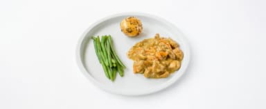 Fläskköttsgryta med rotfrukter och curry, rostad potatis, haricots verts, Blåbär- och hallonmousse
