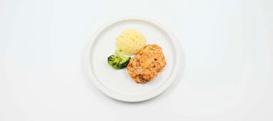 Ostgratinerad falukorv med tomat och purjolök, potatismos, broccoli. Jordgubbssmoothie