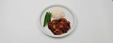 Mustig bönchili med kakao, tomat, oregano, jasminris, yoghurtklick, haricot verts. Bärkräm
