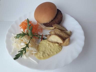Grönsaksbiff med ugnsrostad kulpotatis curryremoulad och måltidstillbehör