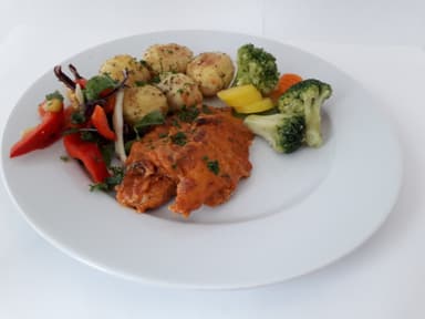 Kycklinggratäng med soltorkad tomat, rostad potatis och måltidstillbehör