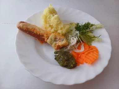 Gratinerad veg.korv med potatismos och måltidstillbehör