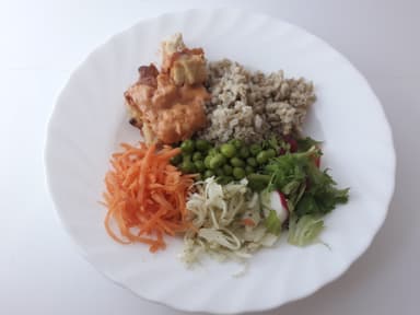 Vegetarisk Tacogratäng med havreris, grönsaker och måltidstillbehör