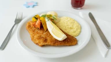 11. Panerad fisk med remouladesås, kokt potatis och örtsvängda morötter 