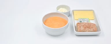 Morotssoppa med smak av kummin, brytbröd, margarin, hummus på vita bönor, Mangosmoothie