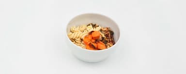 Pastasås med kyckling, soltorkade tomater och spenat, pasta, rostade morötter. Aprikossmoothie
