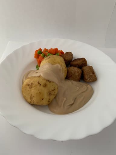 Köttbullar med gräddsås, kokt potatis och måltidstillbehör