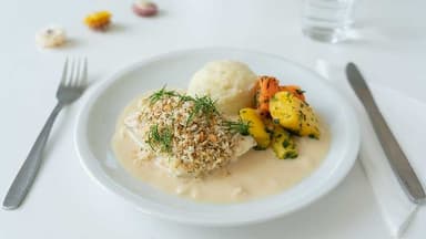 12. Rimmad sej med vitvinssås, potatis- och blomkålskompott med västerbottenost, örtsvängda morötter och dillkrisp