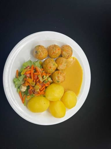 Grænmetisbollur með kartöflum, hrásalati og karrýsósu. Blómkálssúpa.