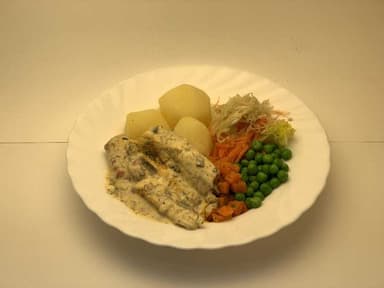 Fisk i örtsås serveras med kokt potatis, grönsaker och måltidstillbehör