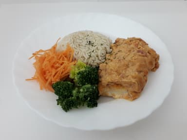 Fiskfilé i het sås serveras med grynblandning samt måltidstillbehör