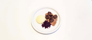 Köttbullar, gräddsås, potatismos, rödkål, Äppelkompott, vispad grädde