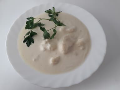 Blomkålssoppa med bröd och måltidstillbehör