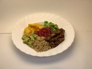 Poké Bowl med havreris, picklad rödlök, teriyakikyckling och måltidstillbehör