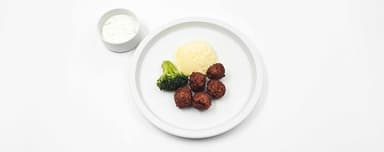 Sojabönbollar, potatismos, yoghurtsås med ingefära och lime, broccoli. Jordgubbssmoothie