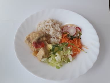 Quorngryta med smak av kokos och lime serveras med couscous och måltidstillbehör