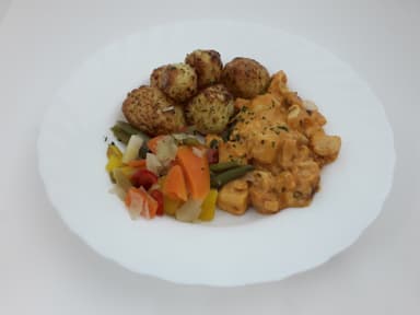 Medelhavsgratäng med kyckling, stekt potatis och måltidstillbehör