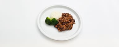 Belugalins- och böngryta med vitlök och garam masala, jasminris, broccoli. Jordgubbssmoothie