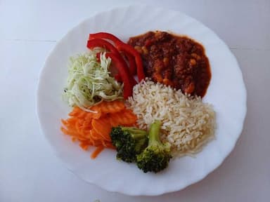 Chili con carne med havreris och måltidstillbehör