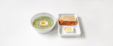 Spenatsoppa, ägghalva, bröd, margarin, ost.  Aprikossmoothie
